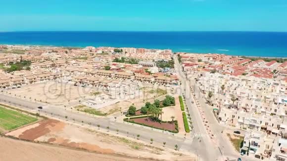 空中观景地中海沿岸的一个小镇视频的预览图