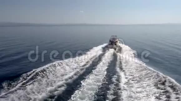 飞往希腊海的高速船的鸟瞰图视频的预览图
