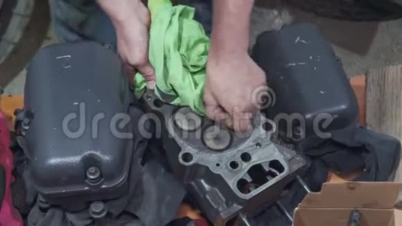 一位有经验的机械师打扫和修理汽车的细节视频的预览图