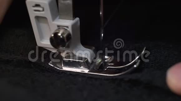 缝纫机上黑色织物缝制过程的慢速镜头视频的预览图