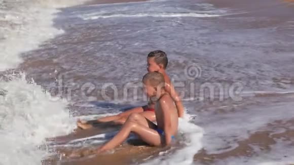 海滩暑假狂浪中的孩子视频的预览图