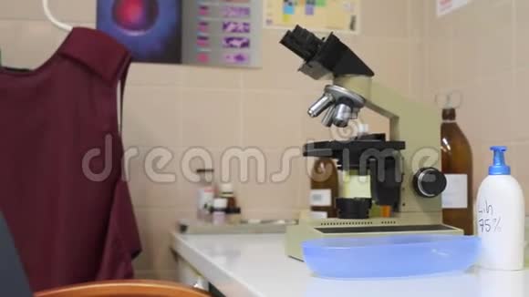显微镜放在桌子上视频的预览图
