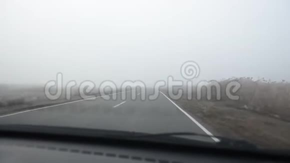 雾早晨汽车在浓雾中高速行驶在公路上视频的预览图