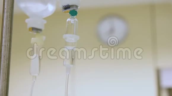 墙上的时钟和手术室里的药物滴管视频的预览图