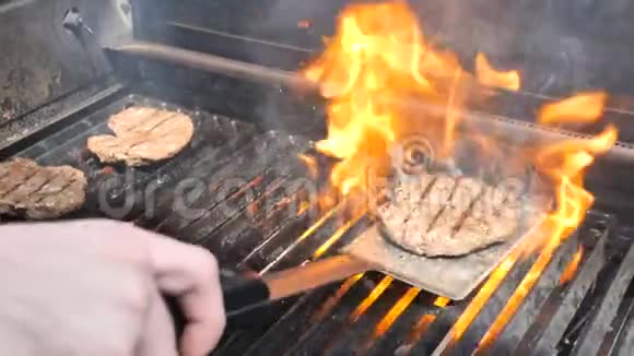 厨师抛出一个猪肉和牛肉肉饼来做汉堡包和汉堡天然有机切割器着火特写视频的预览图