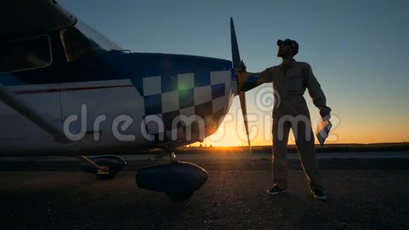 日落起飞跑道由一名男服务工程师清洁飞机视频的预览图