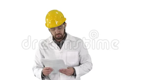 工地工程师在白色背景上撕毁文件和周围的东西视频的预览图