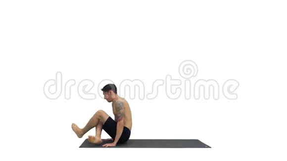 男人练习瑜伽在白色背景上伸展躯干视频的预览图