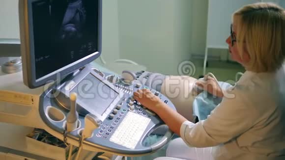 在医院检查的孕妇视频的预览图