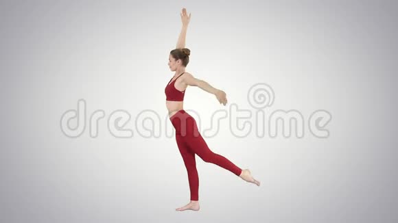 瑜伽姿势女人做伸展腿腿在梯度背景上分裂视频的预览图