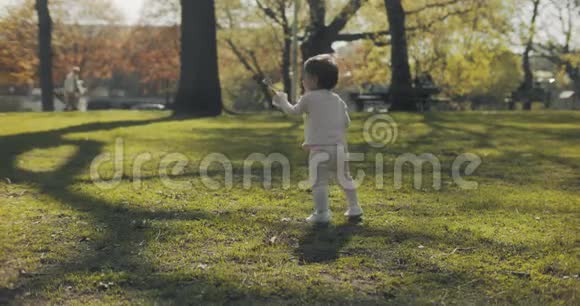 超级可爱的宝贝女孩在公园里玩视频的预览图