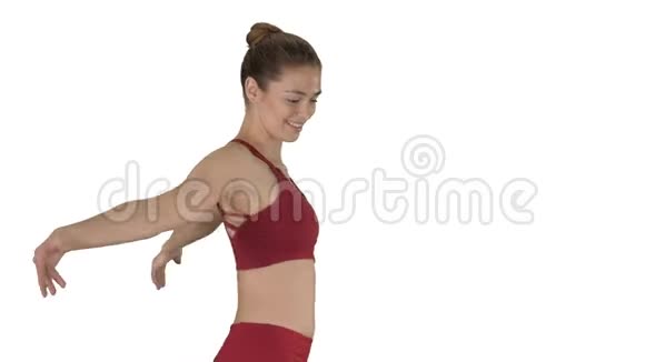 性感的健身女运动员伸展手臂在白色背景上笑视频的预览图