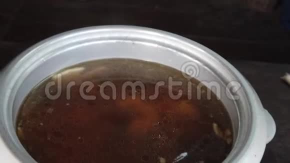 传统的银蒸锅白烟煮饭视频的预览图