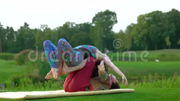 女性与男性教练一起进行瑜伽练习视频的预览图