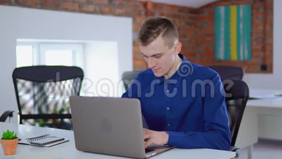 商人坐在办公桌前用笔记本电脑完成项目视频的预览图