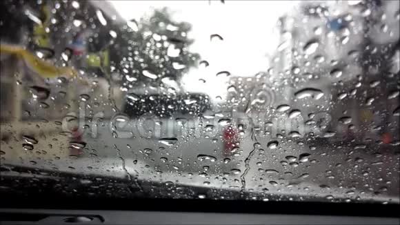 雨声从挡风玻璃中飘过视频的预览图