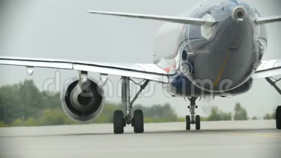一架飞机在机场飞行来自涡轮的温暖空气视频的预览图