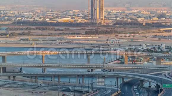 迪拜溪港附近的建筑和交叉口空中时间迪拜阿联酋视频的预览图