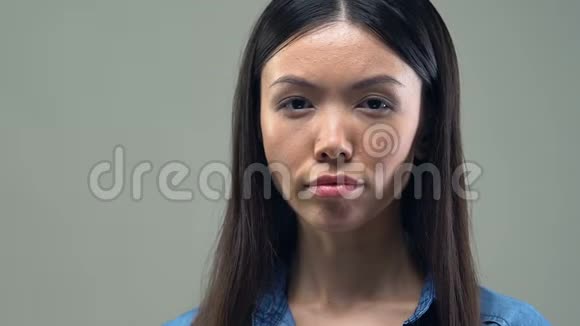 严肃的亚洲女人表现出停止的姿态反对种族歧视的女士视频的预览图