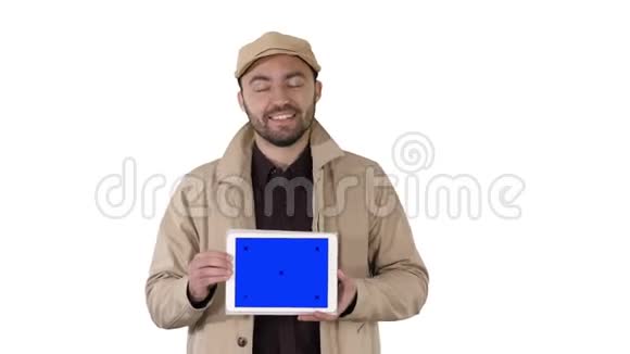 男人在壕沟行走和拿着平板电脑与蓝色屏幕模型呈现一些白色背景视频的预览图