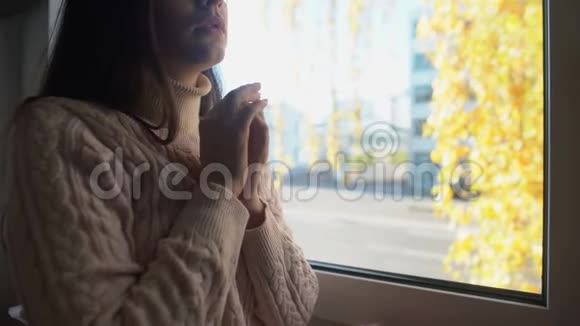 年轻无助的女人透过窗户祈祷上帝的信仰孤独视频的预览图