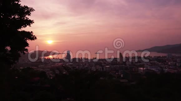 帕通城的景色房屋和酒店夜晚的灯光日落时的海天相接视频的预览图