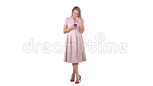 一个漂亮的微笑女孩的肖像穿着夏天的衣服用手机在白色背景上发短信视频的预览图