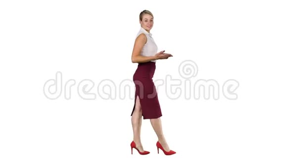 商业女性强烈地向前走并在白色背景上与相机交谈视频的预览图