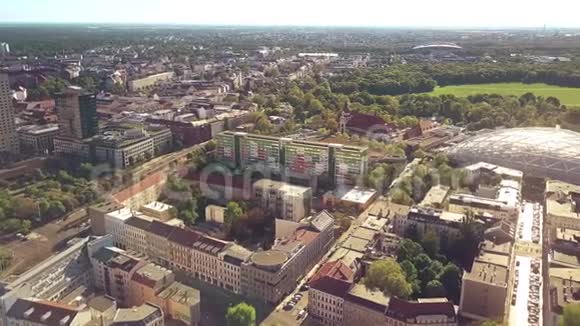 莱比锡城市景观空中拍摄涉及城市动物园的现代玻璃屋顶视频的预览图