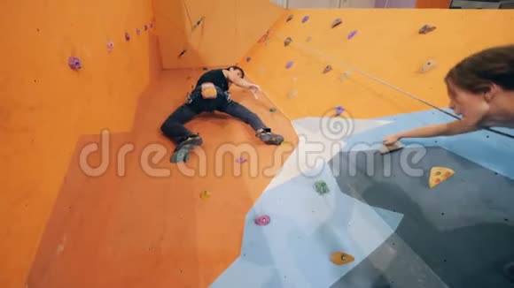 男女攀墙牵手底景视频的预览图