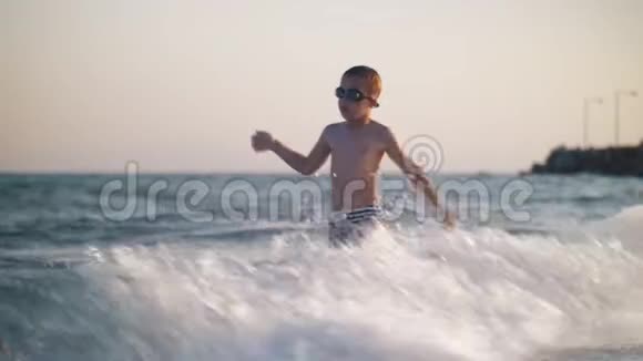 男孩和飞溅的海浪视频的预览图