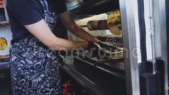 厨师烤皮塔和组装美味的菜肴在咖啡馆的特写视频的预览图