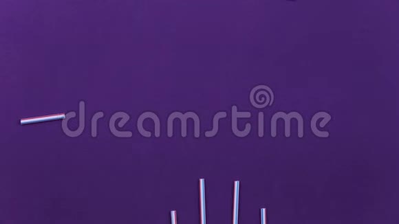 停止运动动画文字停止塑料管和不同的白色塑料勺子和叉子在紫色上做框架视频的预览图