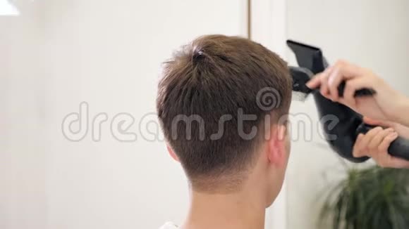 理发师用吹风机做发型做完美容理发店的吹风机男视频的预览图