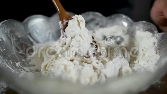 混合面粉和面团在孤立的黑暗厨房背景下烤蛋糕视频的预览图