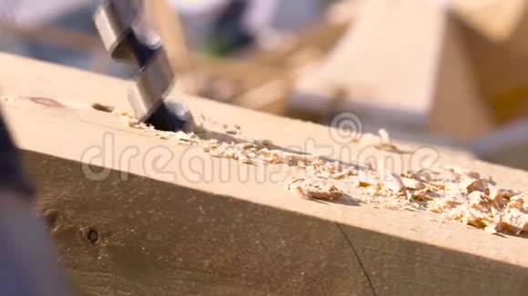 木匠用大的专业工具是钻木梁在改建或重建房屋剪辑关闭视频的预览图