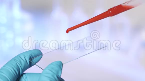 女化验员在实验室慢动作的移液管上的玻片上滴血视频的预览图