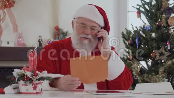 圣诞老人在打电话视频的预览图