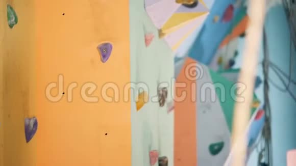 女性攀爬者在墙上靠近视频的预览图