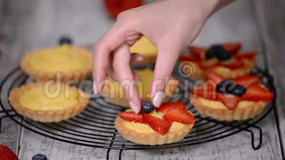 带蛋羹草莓和蓝莓的小馅饼视频的预览图