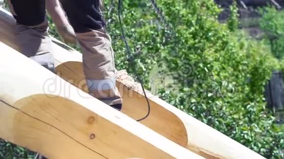 木匠用大的专业工具在改造或重建时从横梁上刷掉木制刨花视频的预览图
