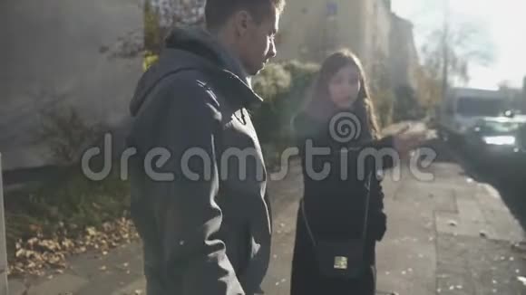 年轻夫妇在街上争吵分手关系问题视频的预览图