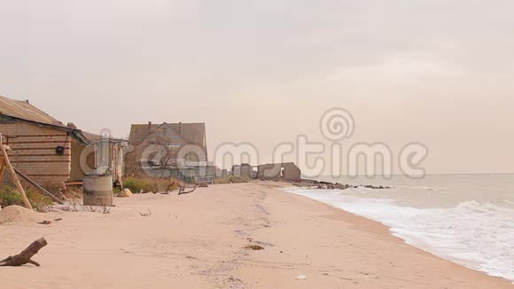 海洋上被遗弃的建筑物海岸线上被摧毁的房屋海滩上的谷仓视频的预览图