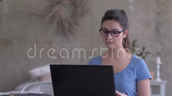 自由职业者在家工作坐在笔记本电脑上上网打眼镜特写视频的预览图