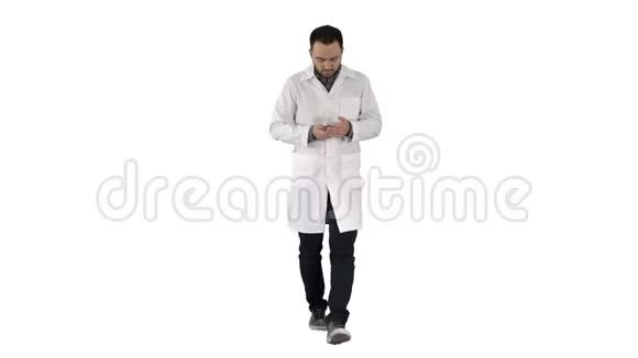医生在白色背景下在电话里散步和写留言视频的预览图