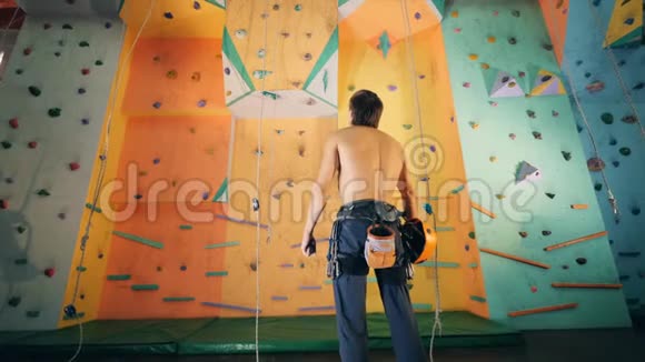 无体的人准备爬上去靠近视频的预览图