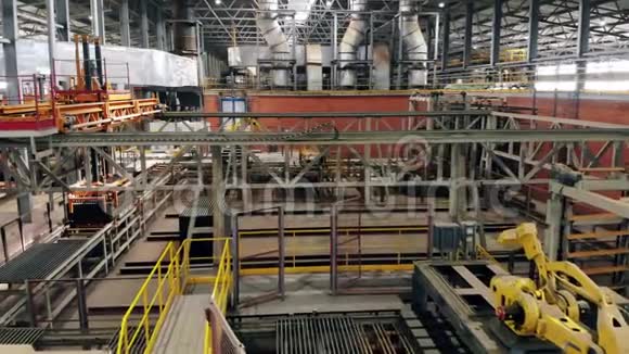 现代工业工厂内部空中观景视频的预览图