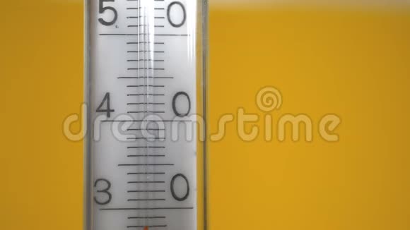 黄色背景上的温度计视频的预览图