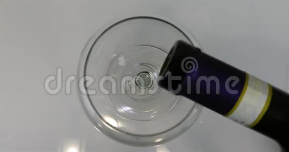 红酒盛满一杯清澈的酒杯视频的预览图