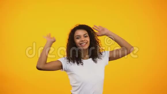 可爱的非裔美国女人跳舞玩得开心才艺表演视频的预览图